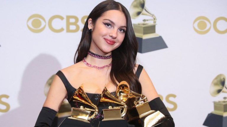 Grammy 2022: paz, amor e sono ditam o ritmo da premiação